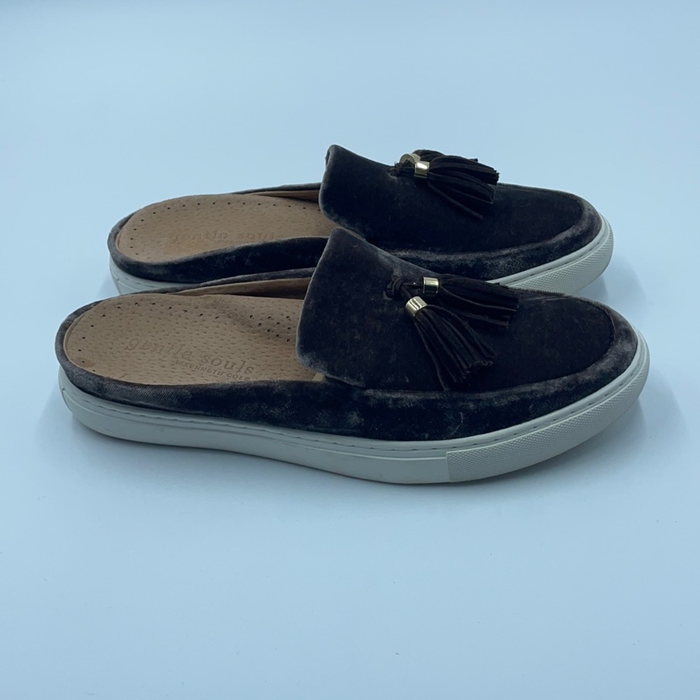 Gentle Souls by Kenneth Cole velvet slides